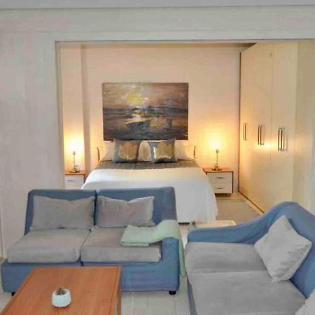 Chic City Retreat - Stylish Apartment In Bllok, Tiranë Eksteriør bilde
