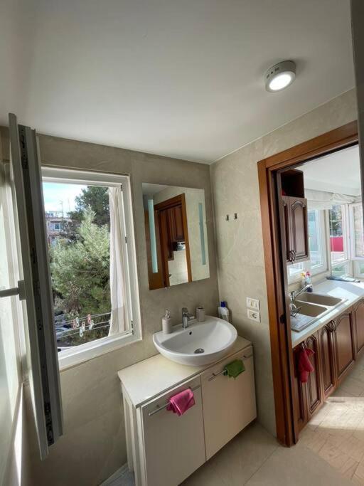 Chic City Retreat - Stylish Apartment In Bllok, Tiranë Eksteriør bilde