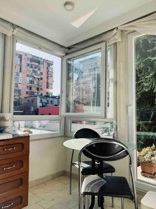 Chic City Retreat - Stylish Apartment In Bllok, Tiranë Eksteriør bilde