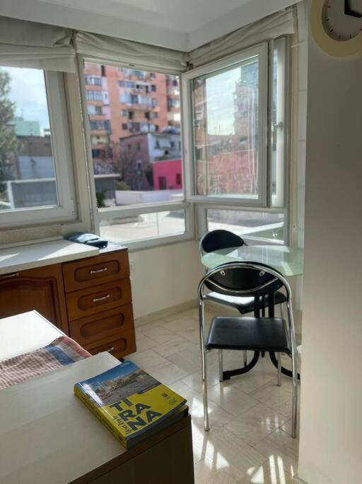 Chic City Retreat - Stylish Apartment In Bllok, Tiranë Eksteriør bilde