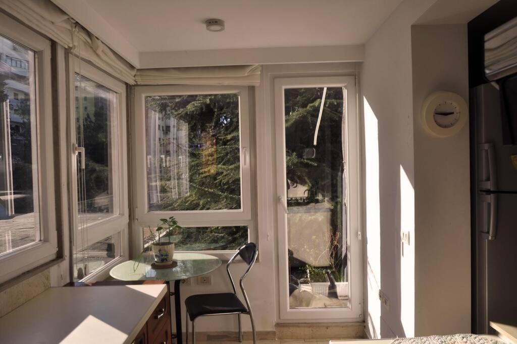 Chic City Retreat - Stylish Apartment In Bllok, Tiranë Eksteriør bilde